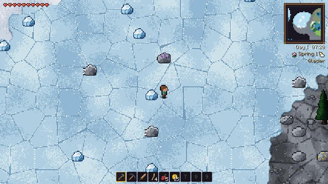 Hellblaues, rissiges Eis mit Eisblöcken und einer Amethystgeode; am rechten Rand dunkler Fels.